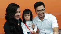 Tak hanya Denada, Ihsan juga merebut hati putri Denada, Shakira.