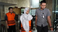 Jaksa Kejati Jawa Barat Devyanti Rochaeni (kanan) bersama Jaksa Kejati Jawa Tengah yang pernah bertugas di Kejati Jawa Barat Fahri Nurmallo (kiri) berjalan seusai diperiksa di gedung KPK, Jakarta, Selasa (14/06/2016).