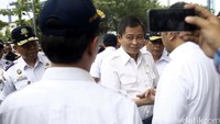 Ia pun melakukan sidak ke atas kapal dan melihat lebih dekat sekoci tersebut serta melihat fasilitas sarana dan prasarana di kapal tersebut.