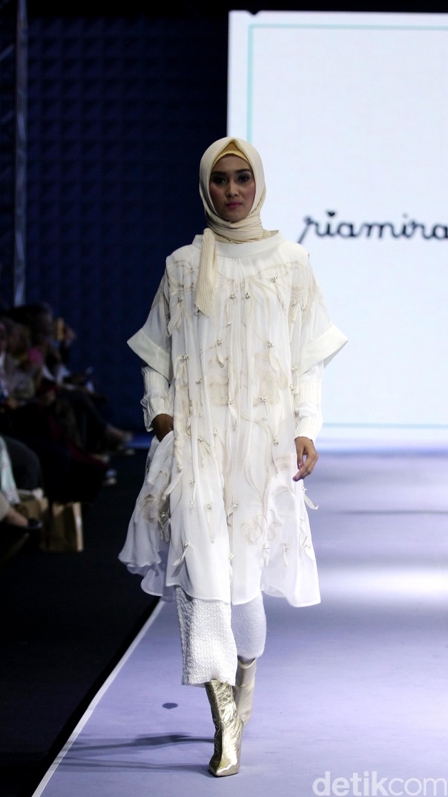 Aadyaksa by Ria Miranda for Wardah heart of Beauty Muslim Fashion Festival 2016 at Plaza Selatan. Istora Senayan. Jakarta. [Foto: Mohammad Abduh/Wolipop]