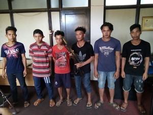 Ini Tampang 6 Pemuda Pembunuh Bekantan dan Senapan yang Digunakan untuk Berburu
