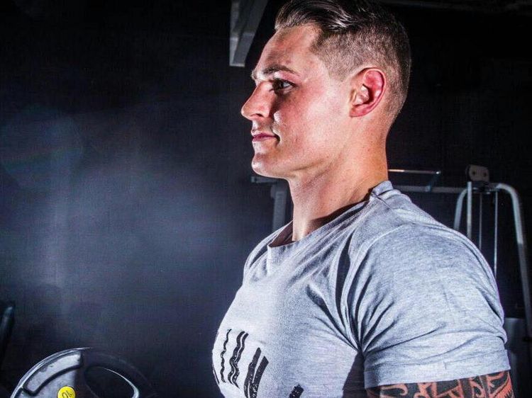 Potret James, Tampak Sempurna Tapi Punya Cacat Tersembunyi karena Dystonia