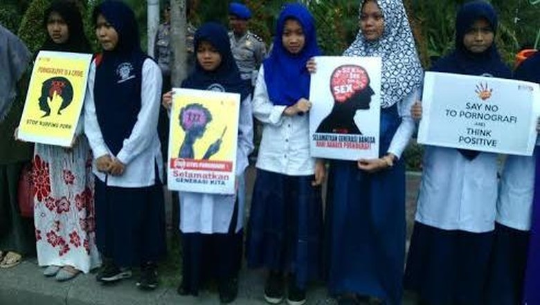 Pelajar di Surabaya Desak Google dan Youtube Tutup Konten Porno Pelajar di Surabaya Desak Google dan Youtube Tutup Konten Porno