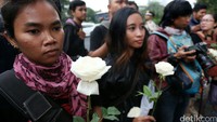 Para aktivis membawa bunga untuk diserahkan ke pihak Kedubes AS di Jakarta.