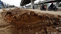 Pasalnya sejak ada pengerjaan Becakayu, banyak jalan yang rusak serta berpasir yang dapat menyebabkan kecelakaan.