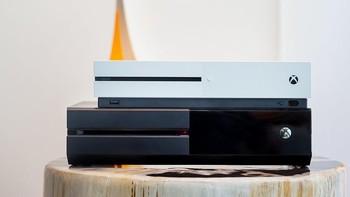 Xbox One S dibandingkan dengan versi regulernya, Xbox One. Foto: Istimewa