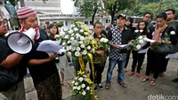 Para aktivis mengutuk keras penembakan di Orlando.