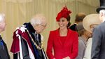 Stunning! Kate Middleton Menawan Berbusana Merah Menyala