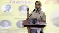 Airin memberikan sambutan.