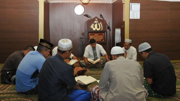 Melihat Pasukan Garuda Salat Tarawih di Tengah Misi 