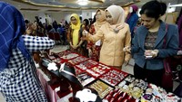 Penasehat DWP Shobibah Rohmah, mengunjungi salah satu stand Bazar Murah Ramadhan, di Auditorium Wisma Kemenpora, Jakarta, Selasa (14/06/2016).