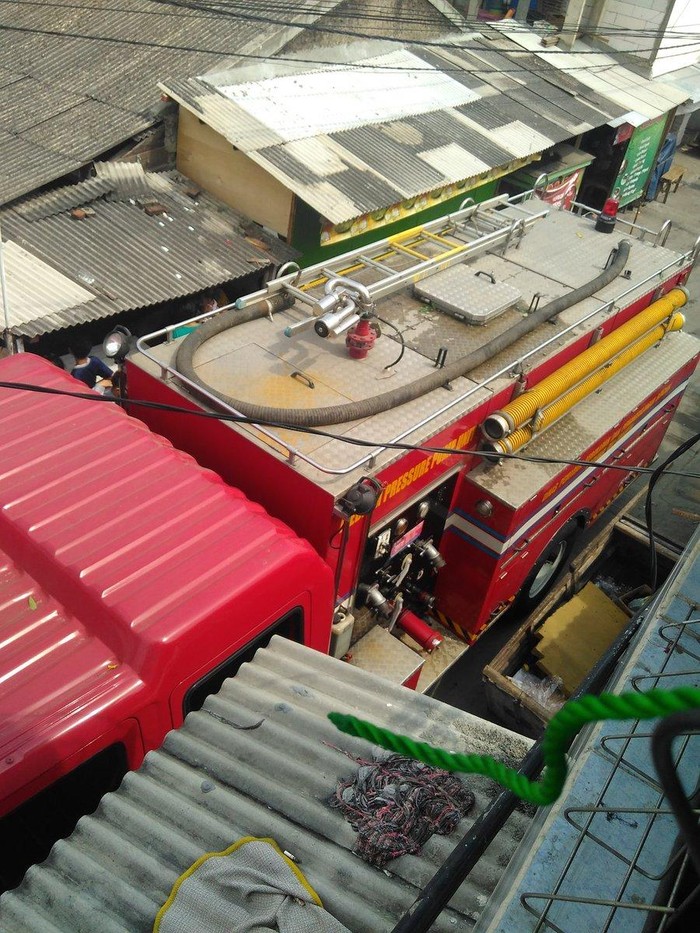 Kabel yang Melintang di Atas SMPN 201 Jakbar Terbakar, Siswa Panik