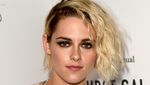 Kristen Stewart Cantik dengan Dress Semi Transparan