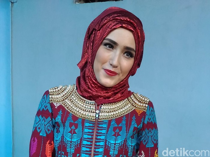 istri pasha, penyanyi,
