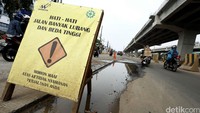 Para pengendara sepeda motor yang biasa menggunakan jalan Kalimalang sebagai lintasan jalur mudik, tahun ini tampaknya harus berpikir ulang untuk melintas di jalur tersebut. Jalur mudik yang dilalui para pengendara sepeda motor itu justru menjadi neraka jalanan dan menelan korban jiwa para pemudik bermotor.