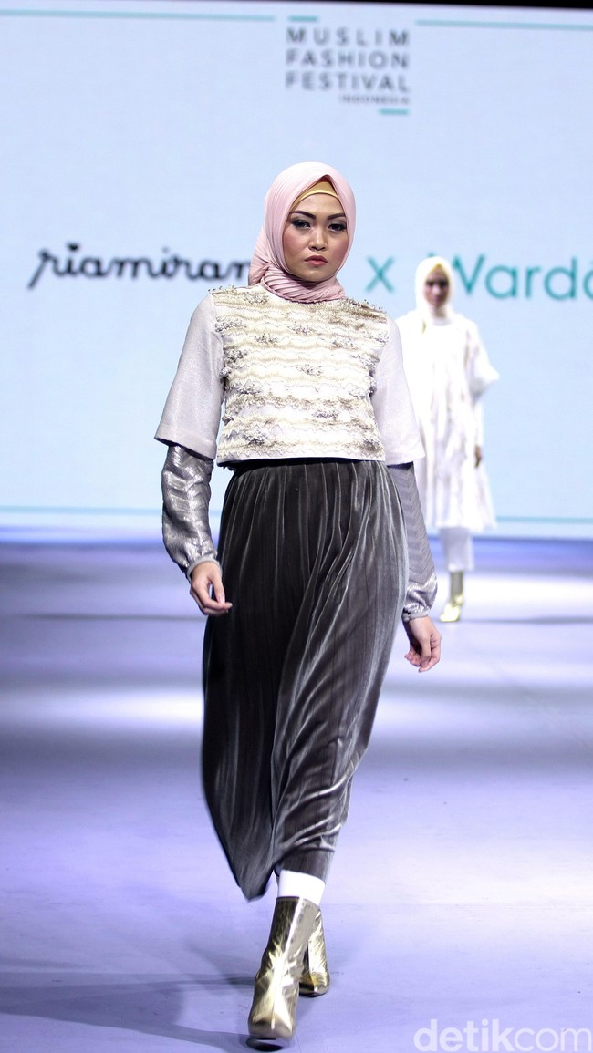 Aadyaksa by Ria Miranda for Wardah heart of Beauty Muslim Fashion Festival 2016 at Plaza Selatan. Istora Senayan. Jakarta. [Foto: Mohammad Abduh/Wolipop]