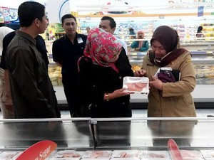 Petugas Gabungan Temukan Makanan Kadaluarsa Saat Sidak Mamin