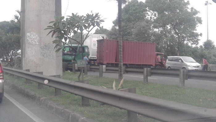 5 Kendaraan Tabrakan Beruntun di Tol JORR, Macet 5 Km