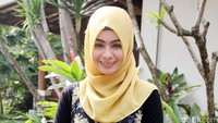 Dara 24 tahun itu mengenakan hijab saat syuting sinetron 3 Semprul Mencari Jodoh. Pool/Ismail/detikFoto.