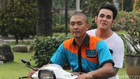 Vicky terlihat memeluk erat Uus. Pool/Ismail/detikFoto.