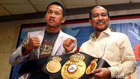 Daud Yordan (kiri) didampingi Nono Sampono (kanan) menunjukkan sabuk juara kelas ringan WBA Internasional.