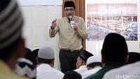 Ia melaksanakan salat isya dan taraweh bersama warga rusun sekaligus anjangsana dan urun rembuk warga dalam safari ramadannya kali ini.