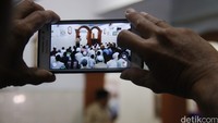 Seorang warga memotret Djarot yang tengah menyampaikan pidatonya.