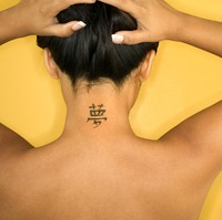 Ekspresi cinta bisa ditunjukkan lewat media apapun, termasuk tato. Sebagian orang pun menunjukkan cinta mereka dengan tato gambar wajah atau tulisan kekasih. Tapi ketika hubungan kandas, mereka menutupi tato para mantan dengan cara-cara kreatif ini. Foto: ilustrasi/thinkstock