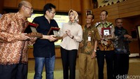Seminar Studentpreneur 2016 yang dihadiri oleh Walikota Tangerang Selatan ini dalam rangka untuk menciptakan wirausaha baru.