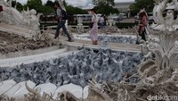 Memasuki komplek utama kuil, kita akan melewati jembatan yang kanan dan kirinya adalah patung tangan-tangan. Hii... (Baban/detikTravel)