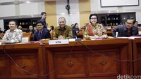 Agus datang bersama dengan 4 wakil ketua KPK yaitu Basaria Pandjaitan, Alexander Marwata, Laode M Syarif, dan Saut Situmorang.