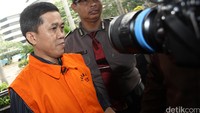 Jaksa Fahri Nurmallo masuk mobil tahanan.
