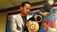 Daud Yordan menunjukkan sabuk juara WBA Internasional yang baru didapatkannya.