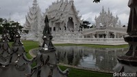 Wat Rong Khun lebih dikenal dengan sebutan White Temple alias Kuil Putih. Tak ayal, semua sudut bangunannya berwarna putih dan nyentrik. berbeda dengan kuil-kuil Thailand pada umumnya (Baban/detikTravel)