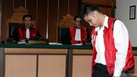 Riki Agung Prasetio tertunduk saat meninggalkan ruang sidang setelah dituntut 6 tahun penjara.