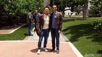 Hanung bersama Manoj.