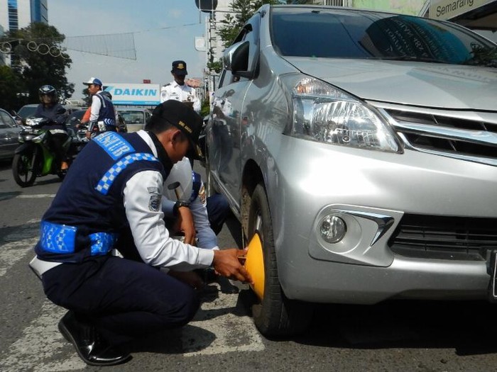 Sejak Januari 2016, 17 Ribu Mobil Diderek dan 64 Ribu Dicabut Pentilnya