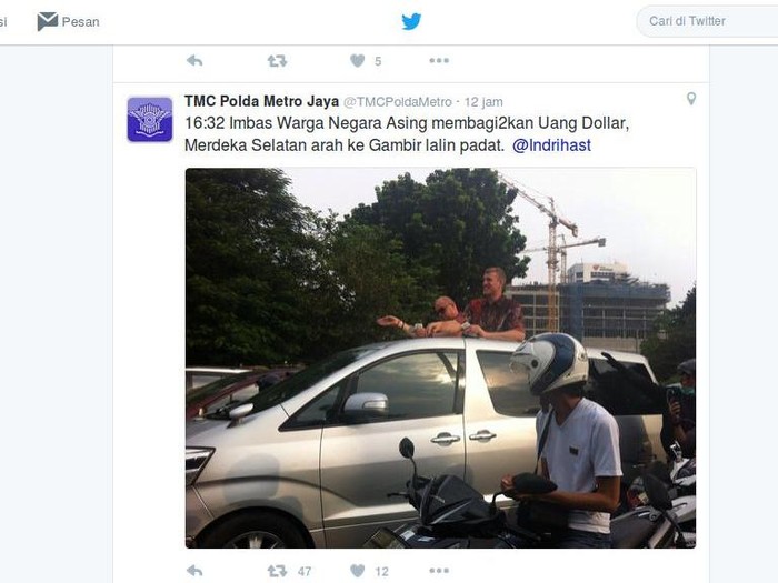 Misteri 2 Bule Bagi-bagi Dolar di Tengah Kemacetan Jakarta