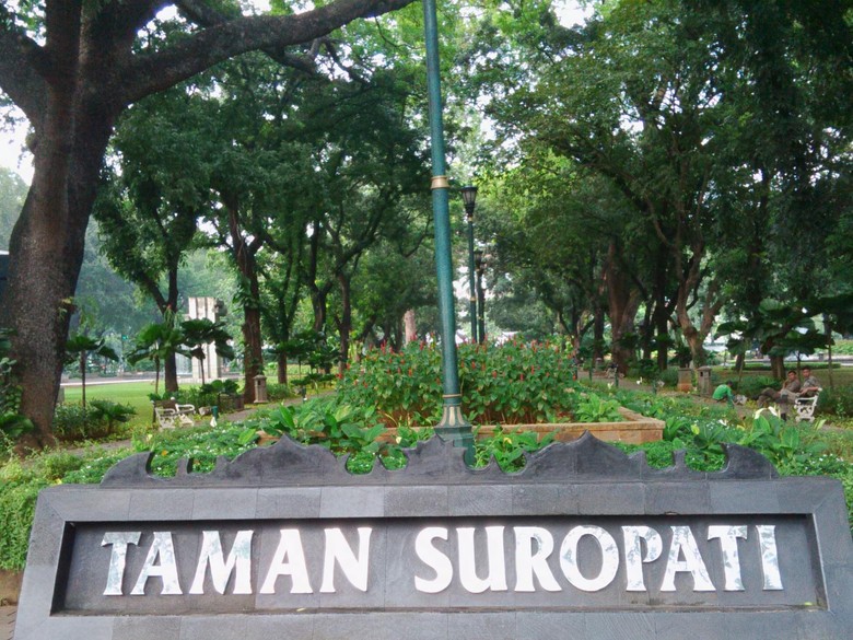 Polisi Amankan Pria Mengamuk Dekat Pospol Taman Suropati Polisi Amankan Pria Mengamuk Dekat Pospol Taman Suropati