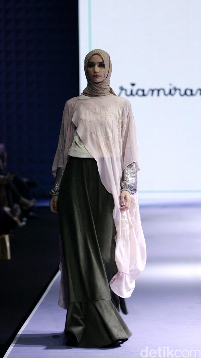 Aadyaksa by Ria Miranda for Wardah heart of Beauty Muslim Fashion Festival 2016 at Plaza Selatan. Istora Senayan. Jakarta. [Foto: Mohammad Abduh/Wolipop]