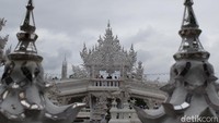 Kuil Putih berdiri gagah sejak 1997. Lewat kreasi bergaya ekstrim dan ekspresif ala Chalermchal, menjadikannya ikon atau landmark di Thailand bagian utara (Baban/detikTravel)