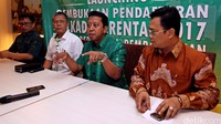 Ketua Umum PPP Romahurmuziy (dua dari kanan) didampingi Ketua Organisasi Kaderisasi dan Keanggotaan (OKK) Qoyyum Abdul Jabbar (kiri), Ketua Badan Pemenangan Pemilu Nasional DPP PPP Mardiono (kedua kiri), dan Waketum DPP PPP Amir Uskara (kanan) membuka pendaftaran bakal calon kepala daerah yang akan maju di Pilkada 2017.