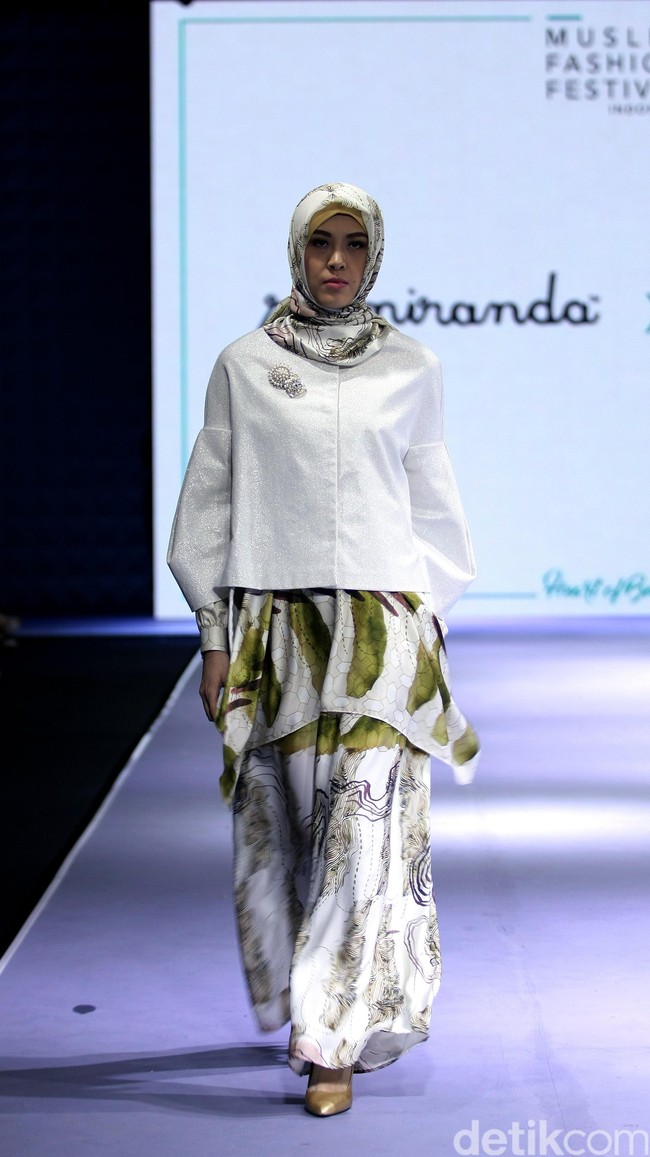Aadyaksa by Ria Miranda for Wardah heart of Beauty Muslim Fashion Festival 2016 at Plaza Selatan. Istora Senayan. Jakarta. [Foto: Mohammad Abduh/Wolipop]