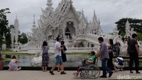 Namun begitu masuk lebih dalam, pemandangannya lebih indah. Kolam air yang tenang, taman yang luas dan pepohonan rindang menggambarkan bagaimana suasana di surga! (Baban/detikTravel)
