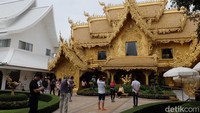 Terakhir, Kuil Putih memiliki Golden Toilet alias Toilet Emas. Bagi agama Buddha, warna ini merepresentasi kondisi betapa manusia terfokus pada harta dan kekayaan. Bangunan ini pun dibuat agar manusia lebih fokus kepada pikirannya, dan melupakan sejenak hal duniawi. Masuknya gratis! (Baban/detikTravel)