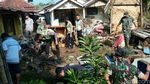 Lumpur Sisa Banjir di Sukabumi Dibersihkan