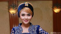 Bandana biru dongker yang senada dengan bajunya menghiasi kepalanya. Pool/Gus Mun/detikFoto.