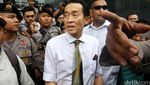 Ayah Mirna Hadiri Sidang Perdana Jessica