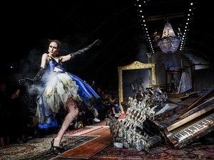Terungkap Misteri di Balik Gaun Berasap Moschino di Catwalk