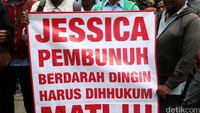 Satu spanduk lainnya Jessica pembunuh berdarah dingin harus dihukum mati.